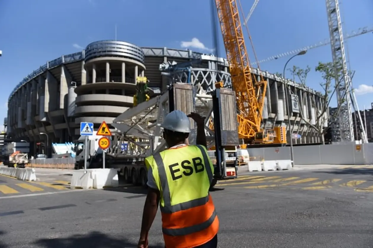 Вернуть футбол на «Сантьяго Бернабеу» хотят в 2022-м. Перес говорит о лучшем стадионе века и безумной выручке