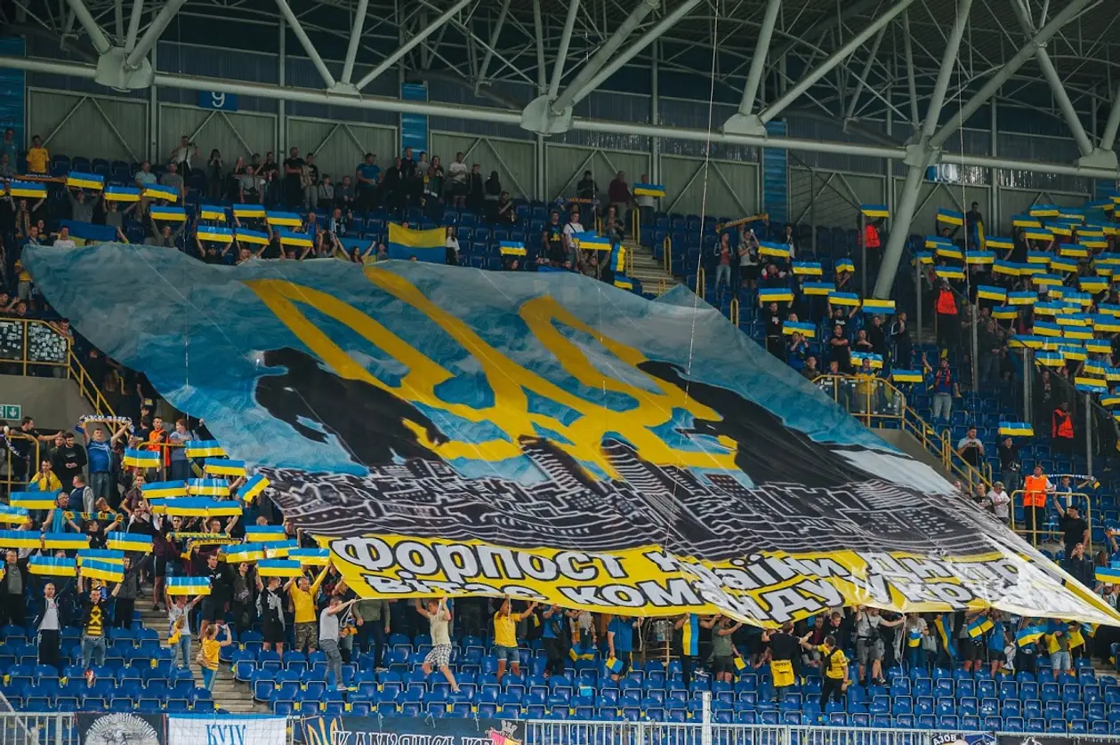 «Форпост країни Дніпро вітає команду України». Крутий банер фанатів на «Дніпро-Арені»