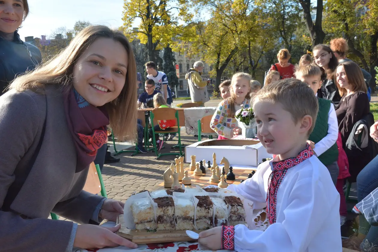 Анна и Мария Музычук сыграли в шахматы с детками. Это очень мило