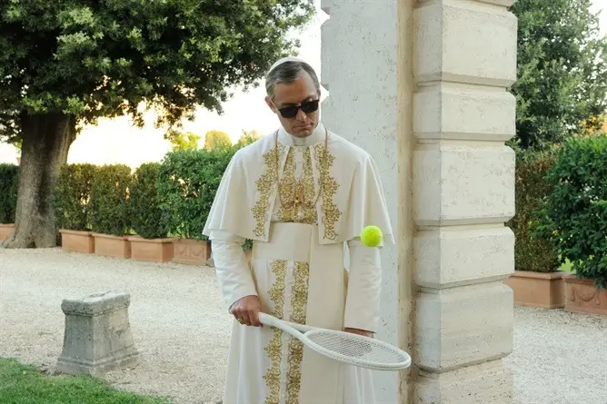 «Молодой Папа»: лучший сериал года, где бог есть футбол