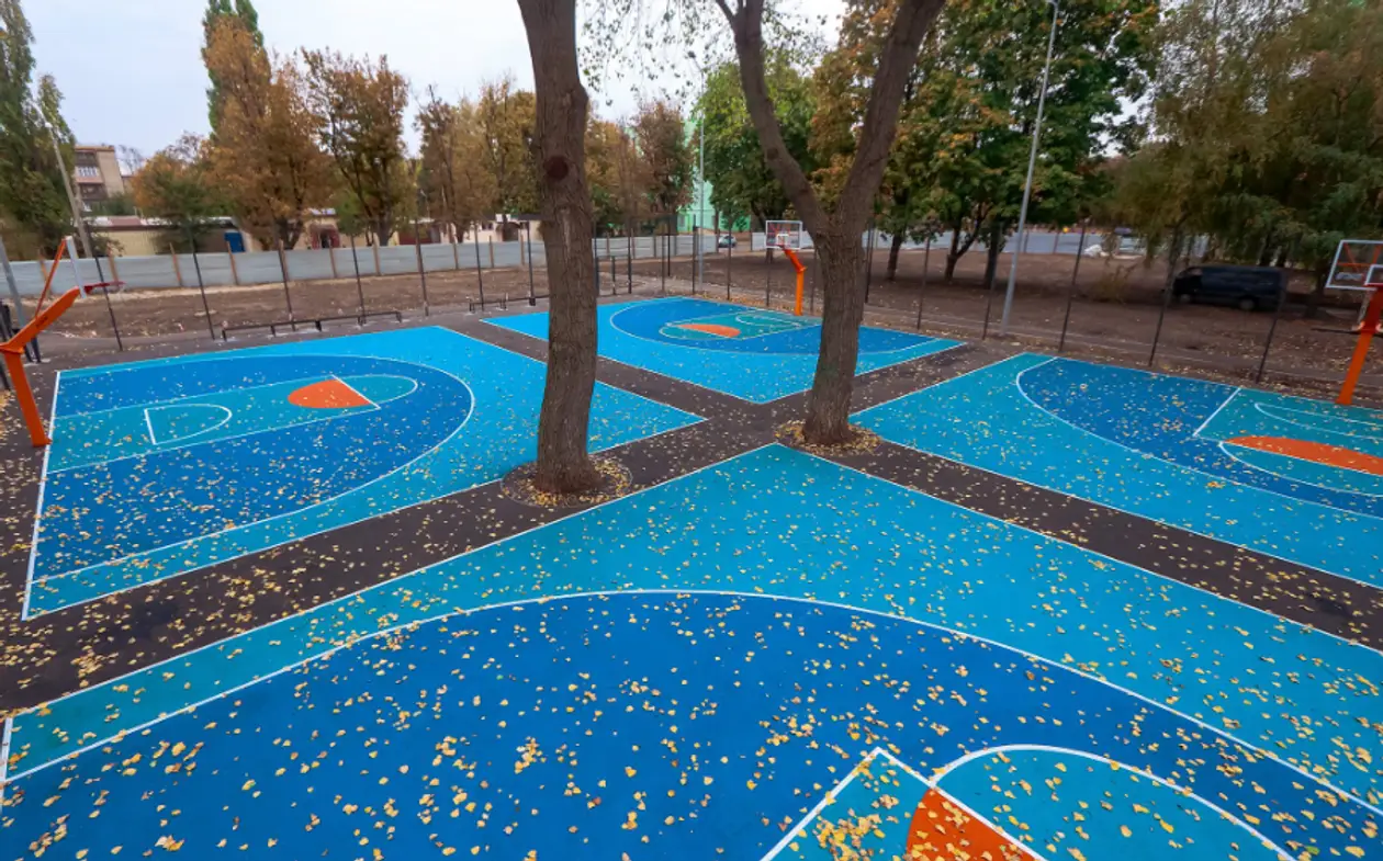 В Харькове отгрохали шикарный урбан-парк: сделали стритбольные корты, мини-футбольные поля, площадку для кроссфита и рампу 😍