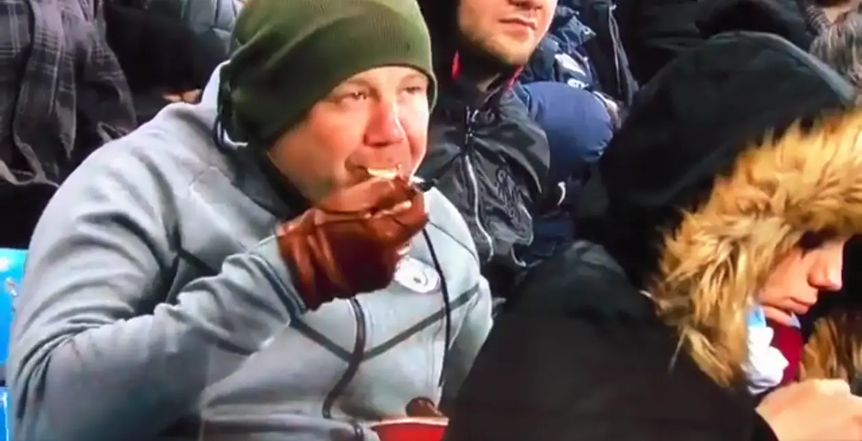 Тренер «Мэнсфилда» смотрит матчи «Сити» с пирогом