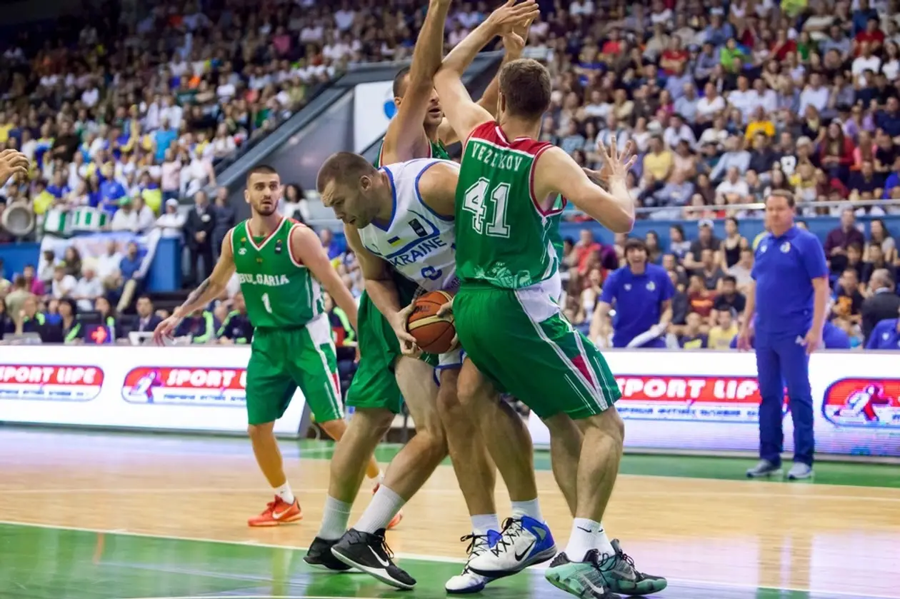 Сила в центровых. Как Украина затоптала болгар на старте отбора к Евробаскету-2017