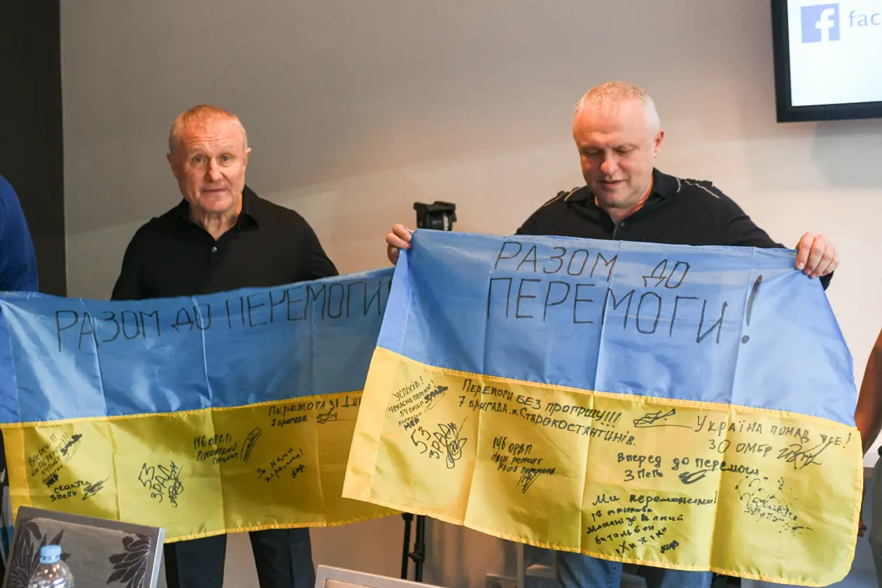 Суркисы сфотографировались с ветеранами АТО и флагами «Разом до перемоги»