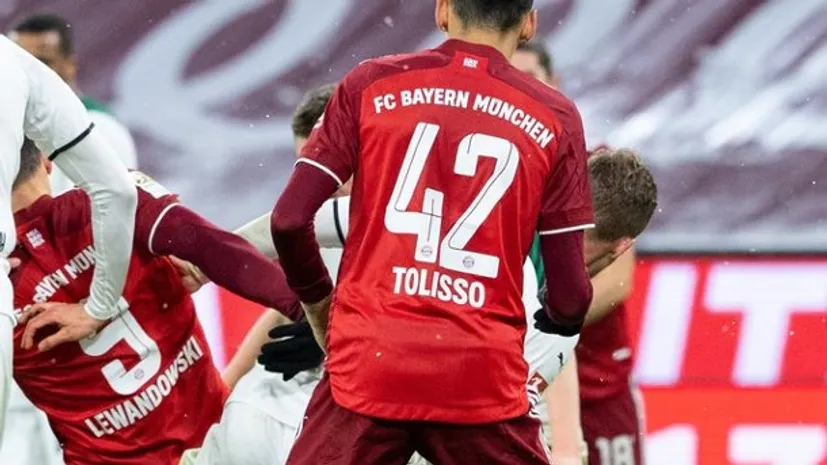 «Бавария» косячит с формой: то криво приклеят номер, то дадут футболку Бундеслиги в матче ЛЧ, то выпустят Мусиалу с фамилией Толиссо 