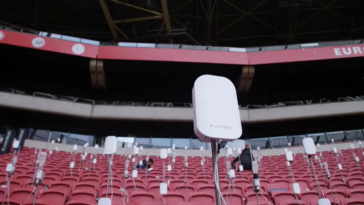 На стадионе «Аякса» проверяют, как можно пустить болельщиков: имитируют дыхание людей на трибунах 