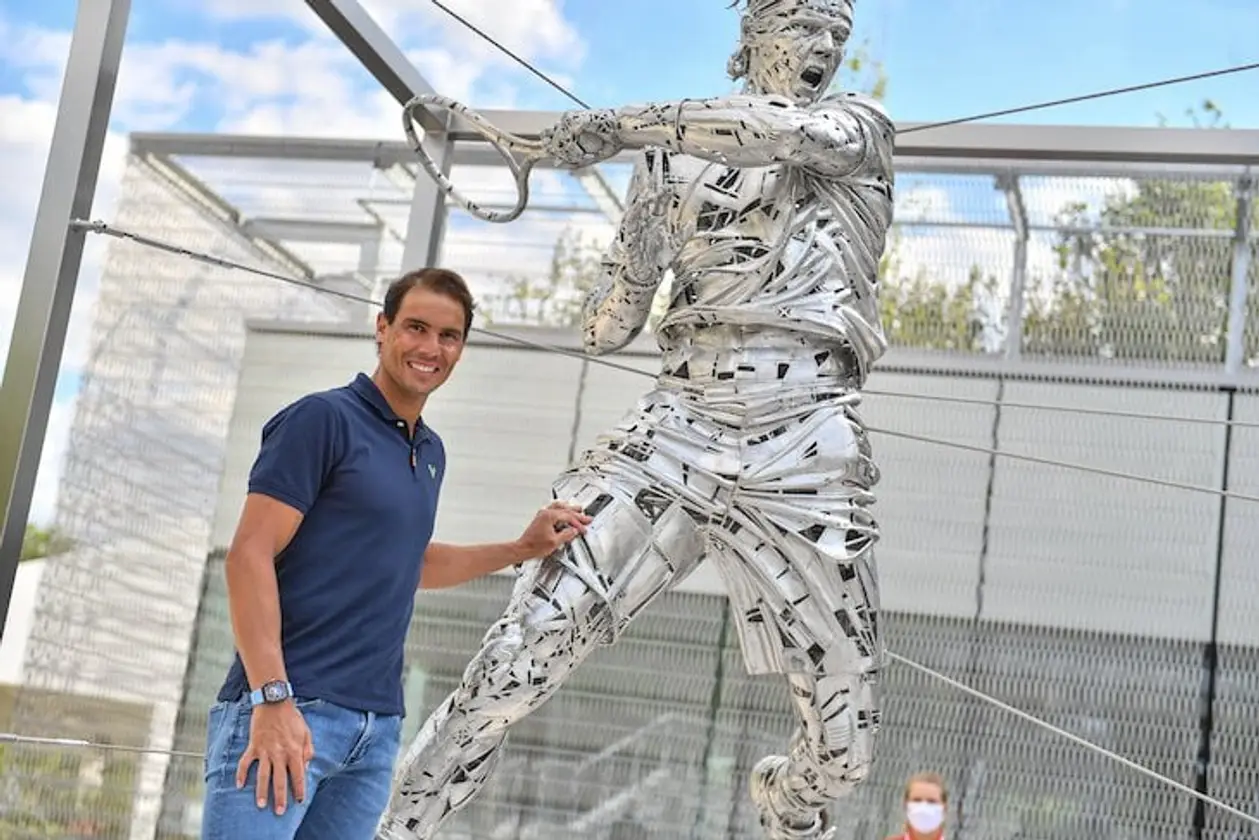 На «Ролан Гаррос» поставили 3-метровую статую Надаля. Ее автор делал ложки для лучшего ресторана мира и теннисистку без одежды
