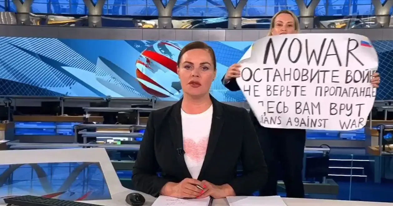 У прямий ефір новин на «Первом канале» увірвалася дівчина із антивоєнним плакатом