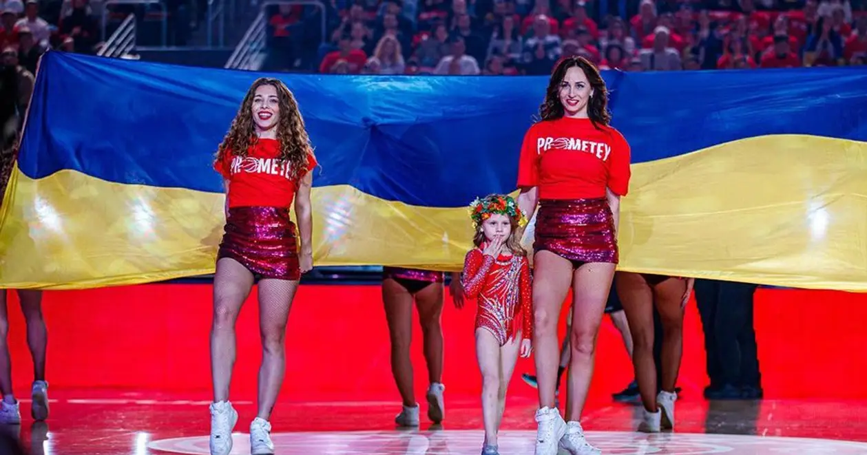 Українські дівчата з «RedFoxes» підтримували «Прометей» на матчі Єврокубка 