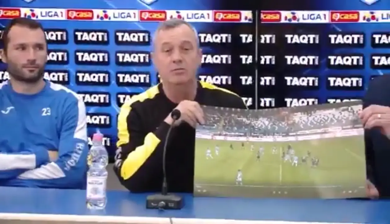 Великое в Румынии: тренер распечатал скриншот ошибки судьи и принес на прессуху