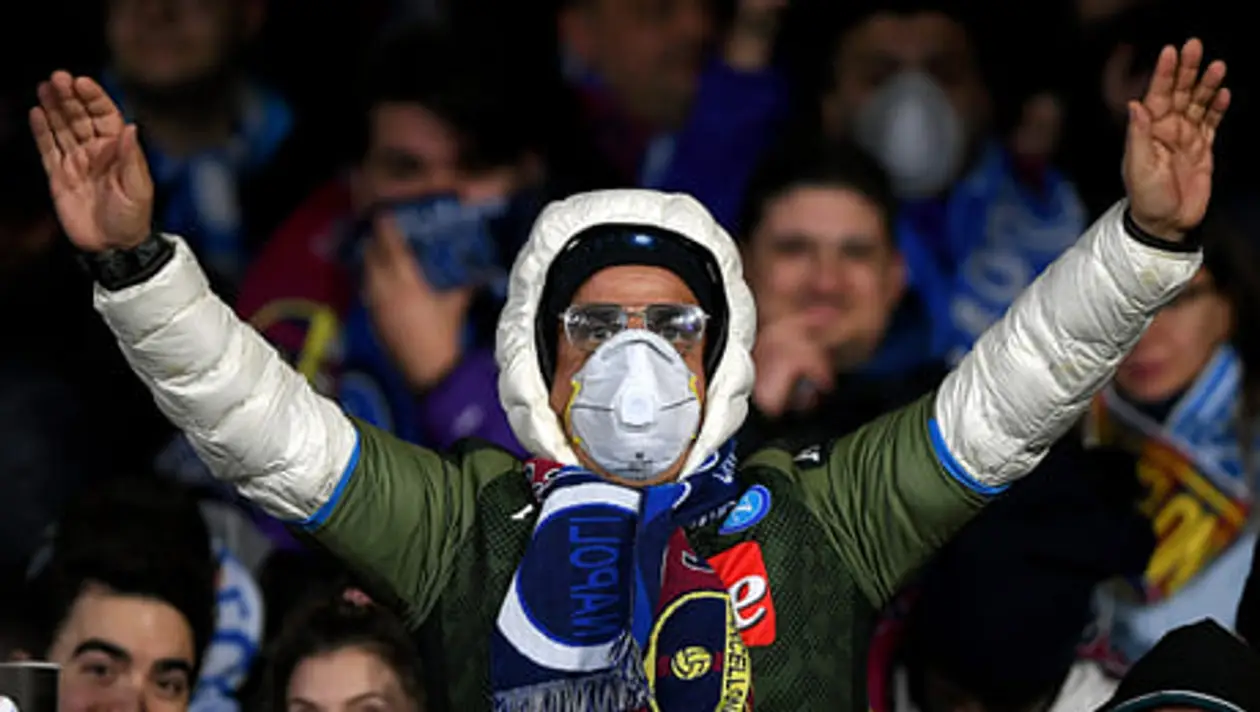 Болельщики в масках на «Сан-Паоло». В Неаполе нет вспышки коронавируса, но люди перестраховались