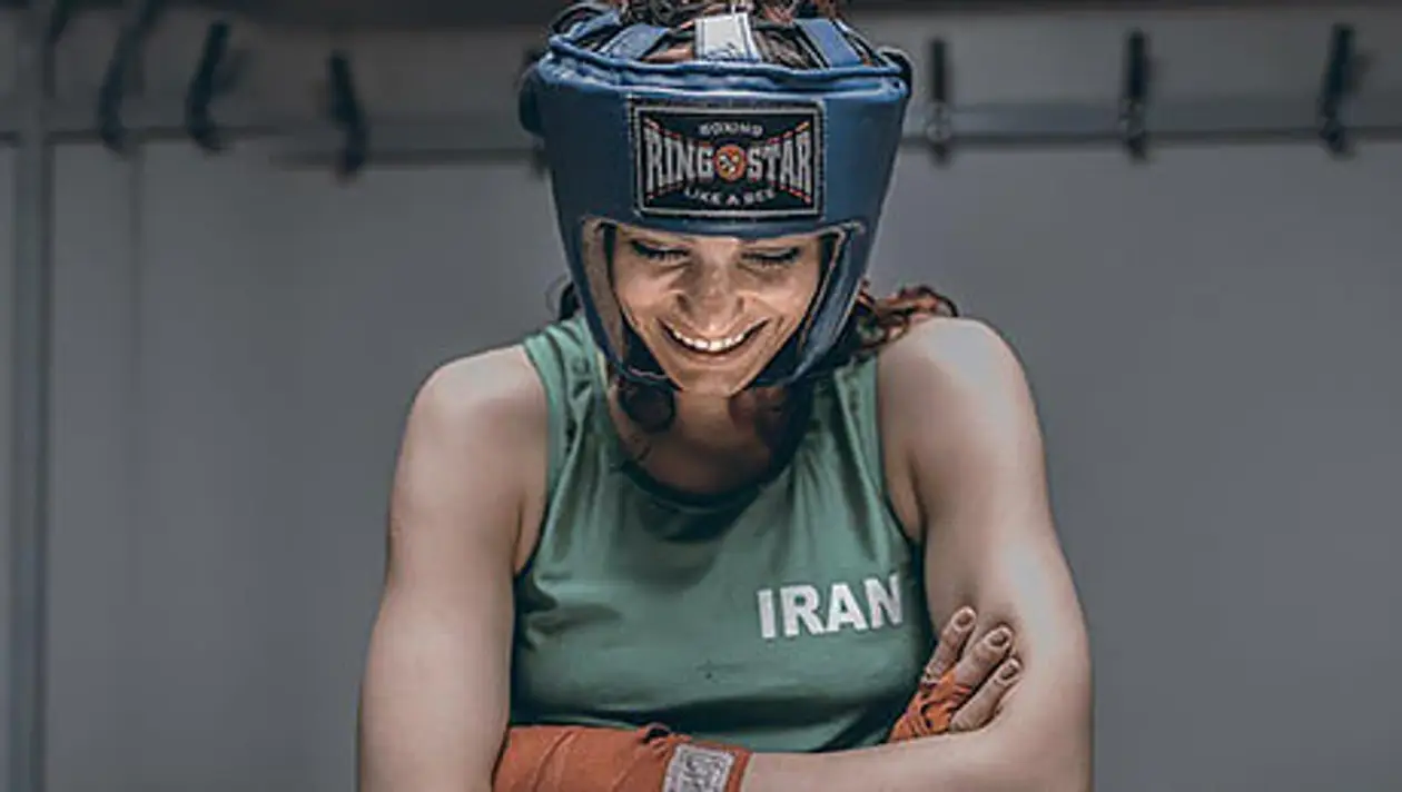 Девушка-боксер из Ирана вышла на бой без хиджаба. Дома ее ждет тюрьма