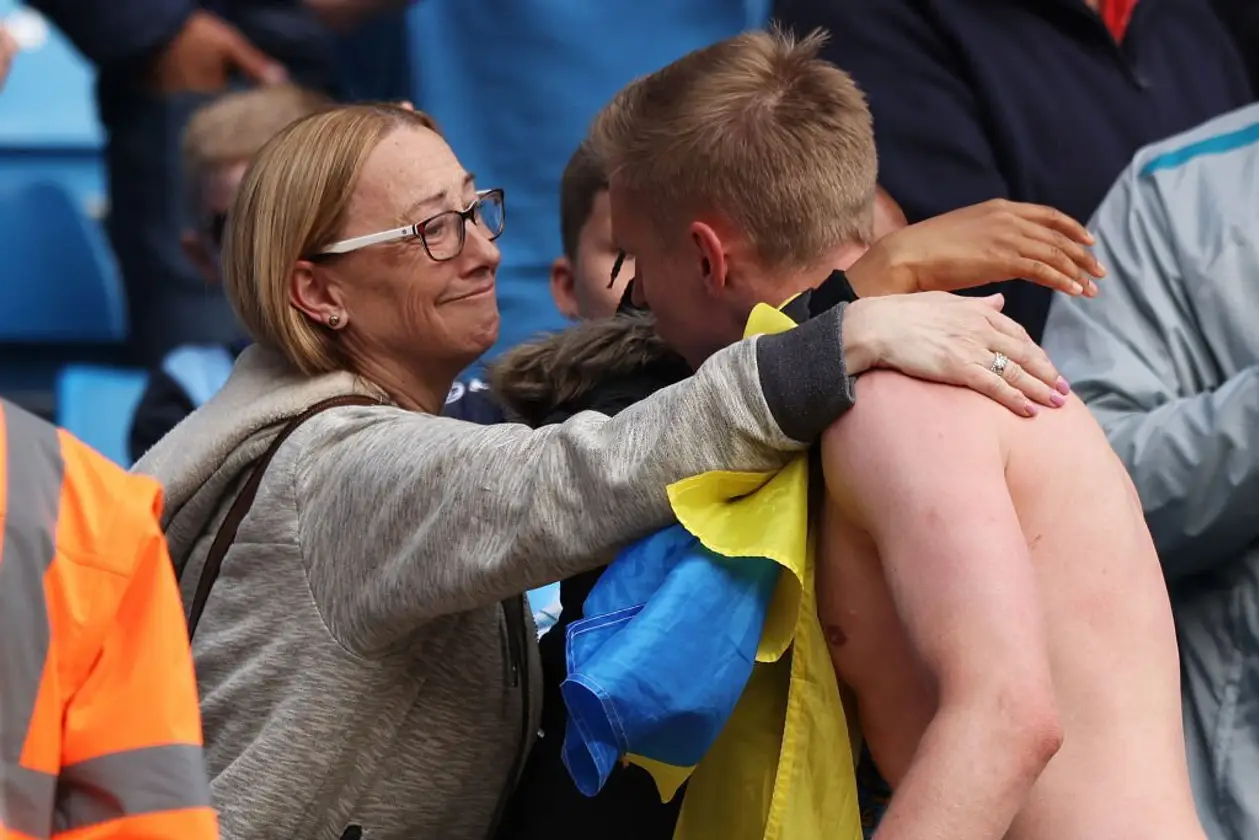 Після матчу з «Вотфордом» Зінченко подарував свою футболку фанату. Мабуть, свою роль зіграв український прапор