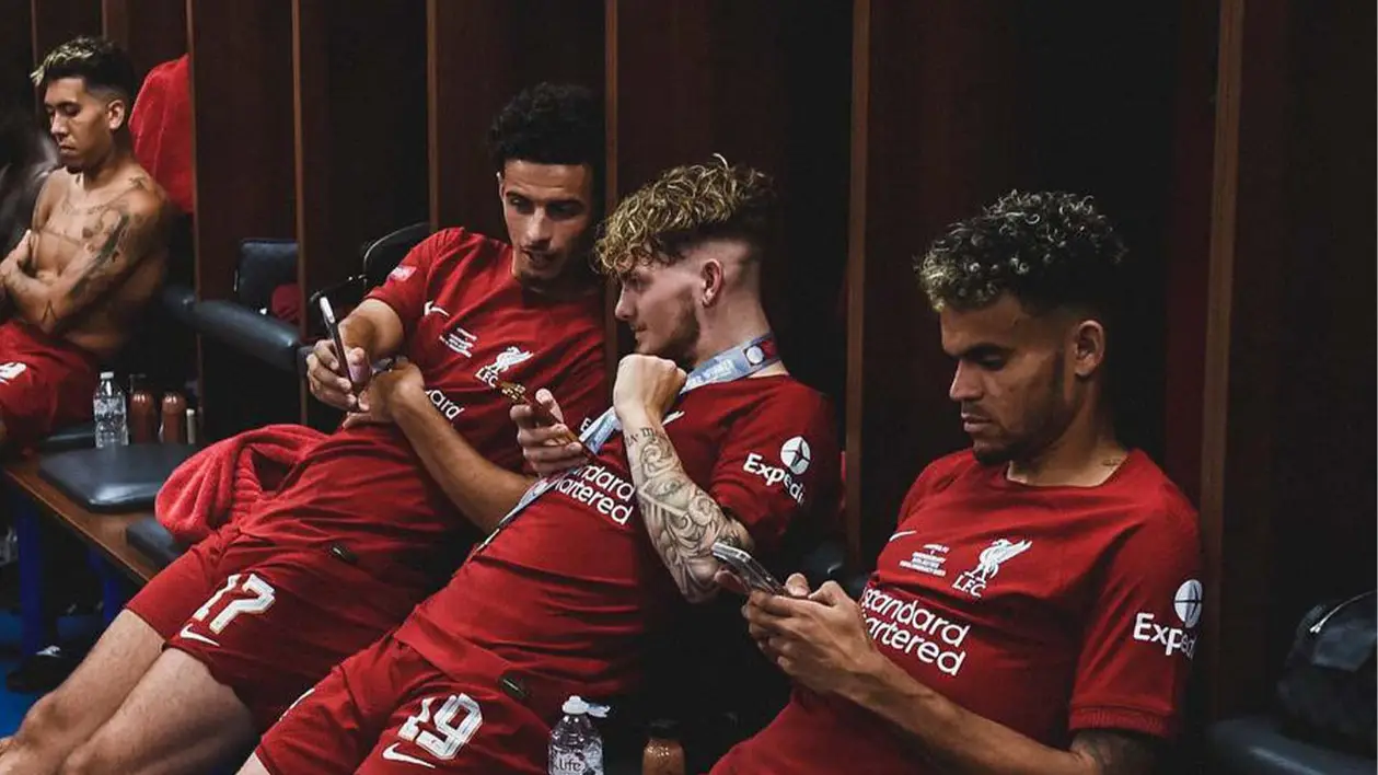 Показове фото з роздягальні «Ліверпуля» одразу після матчу - з шести гравців лише один не сидить в телефоні