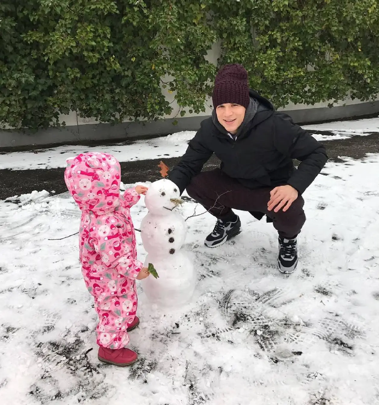 Милота дня. Коноплянка с дочкой встретил первый снег