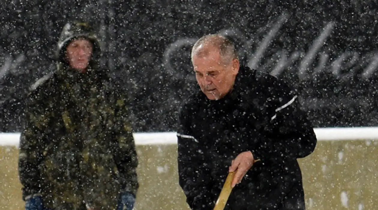 Тренер «Яблонца» помог очистить поле от снега на предматчевой тренировке в Киеве