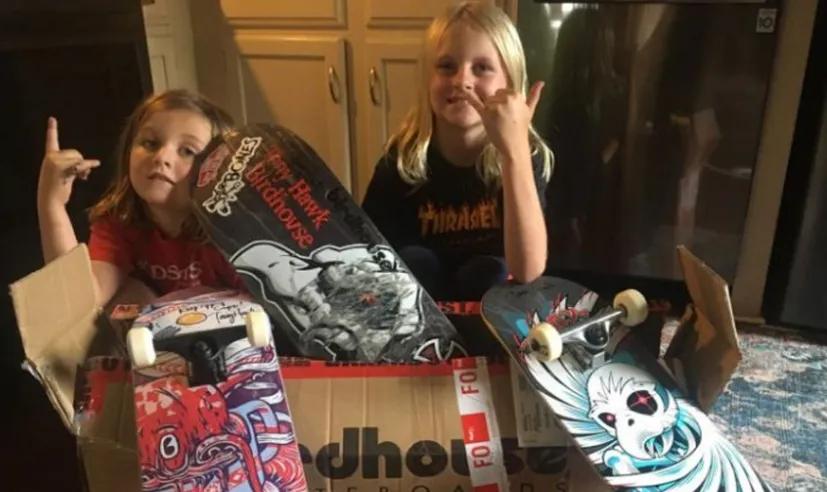 6-летний ребенок очень хотел отправить скейтборд Тони Хоуку. Он не знал адрес, но помог водитель FedEx и его TikTok