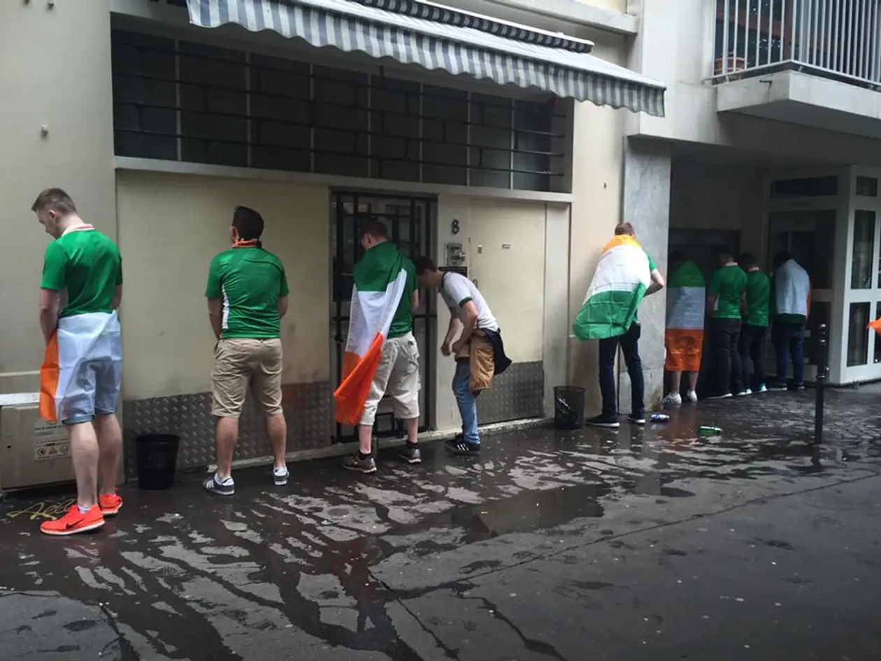 Ирландские болельщики помочились на улице Парижа