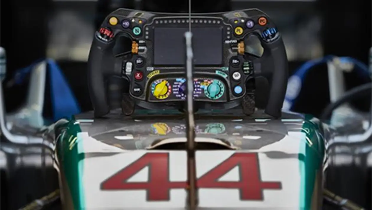 Какие кнопки на руле нажимает гонщик «Формулы-1»