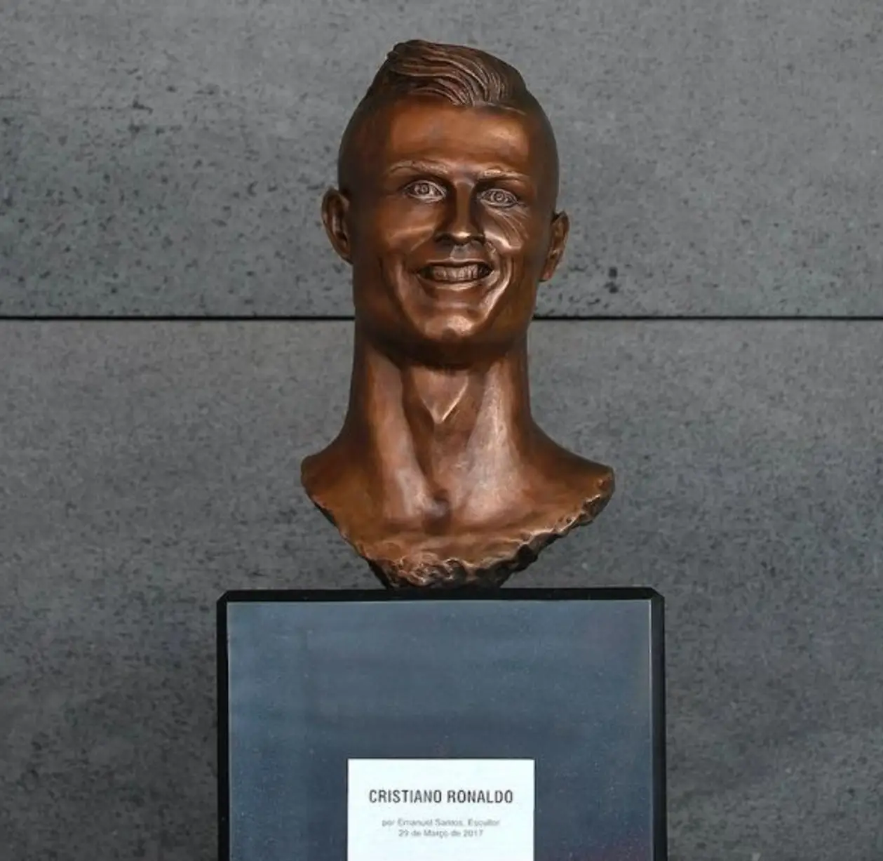 Лучшие фотожабы с новой статуей Криштиану Роналду