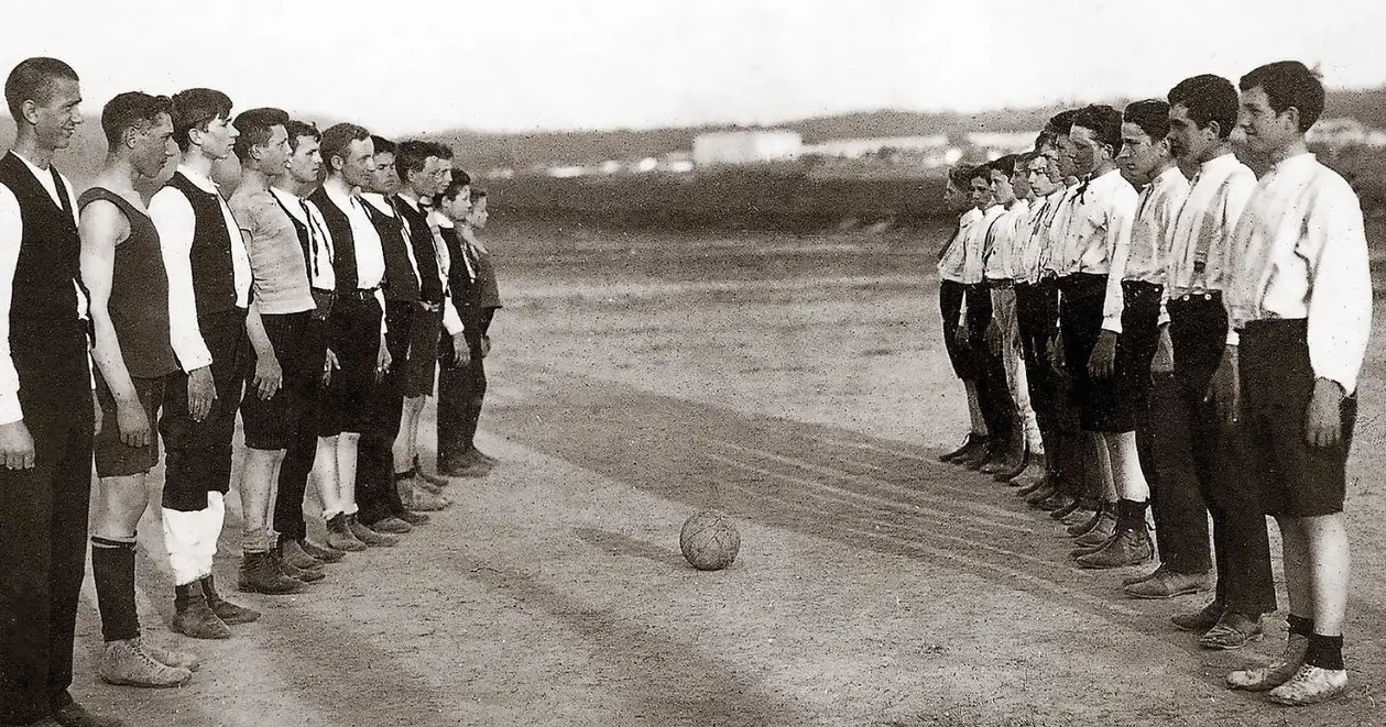 Футбол в Галичині називали копаний м'яч і мали власну термінологію: копун, грач, змагун, залога, пилка та інші