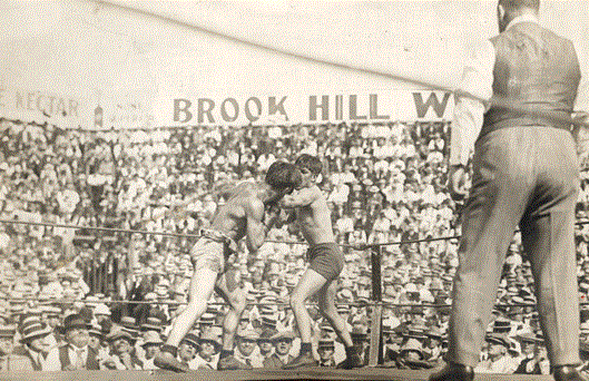 В 1912-м судьбу чемпионского боя определило спорное решение рефери. Он помог встать одному из боксеров после двойного нокдауна