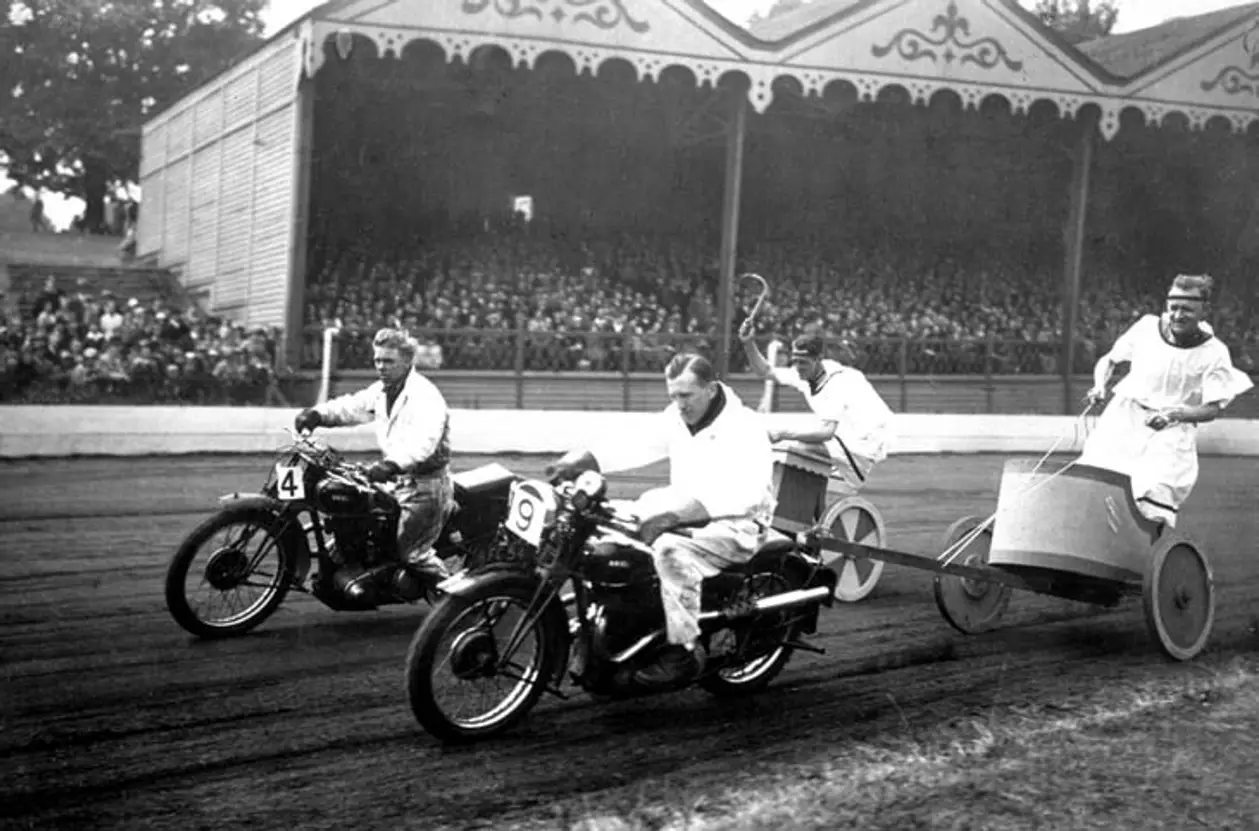 В начале XX века в Австралии устраивали дичайшие гонки в стиле Древнего Рима. На мотоколесницах