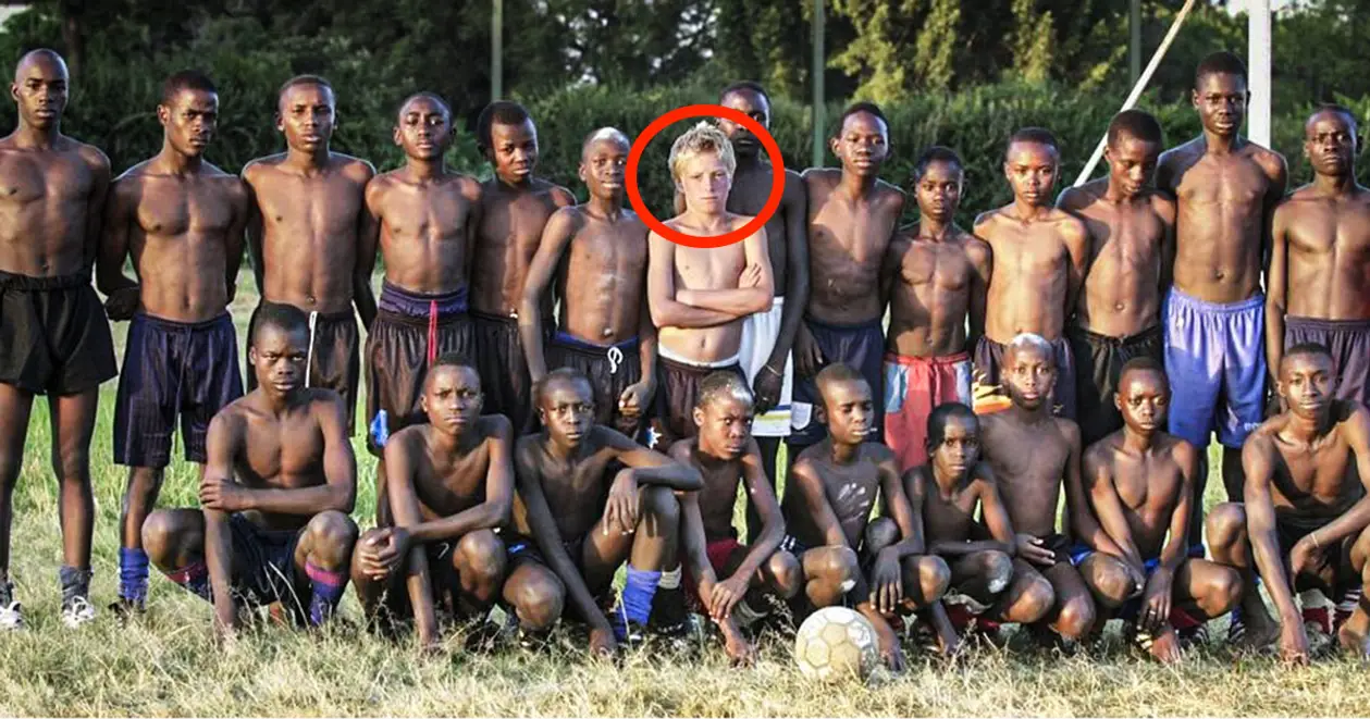 Нападник збірної Швеції у дитинстві займався футболом у Кенії. 20 років потому він відтворив це легендарне фото
