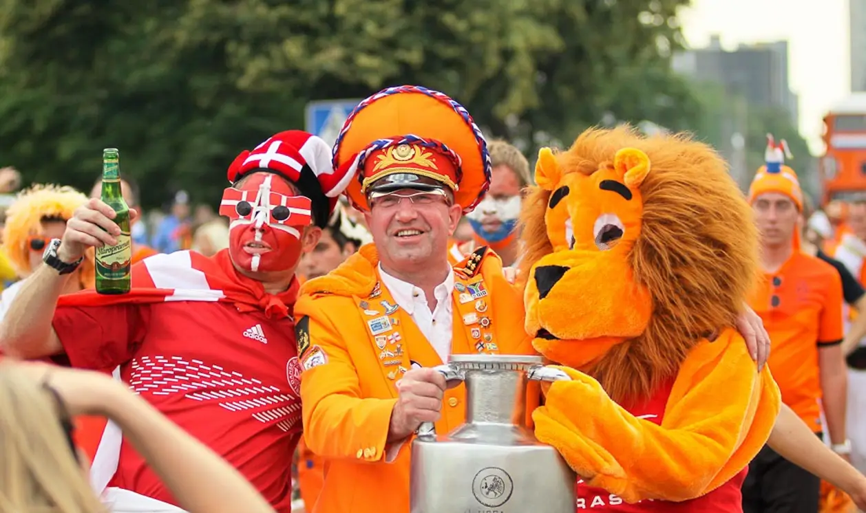 Фанаты сборной Нидерландов – самые яркие в Европе. Устраивают марши, покорили Украину, у них был свой генерал