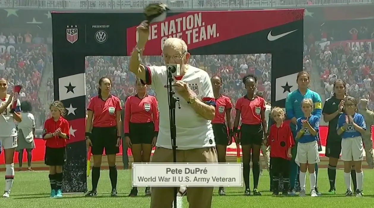 96-летний ветеран Второй мировой исполнил гимн США на губной гармошке перед матчем женской сборной