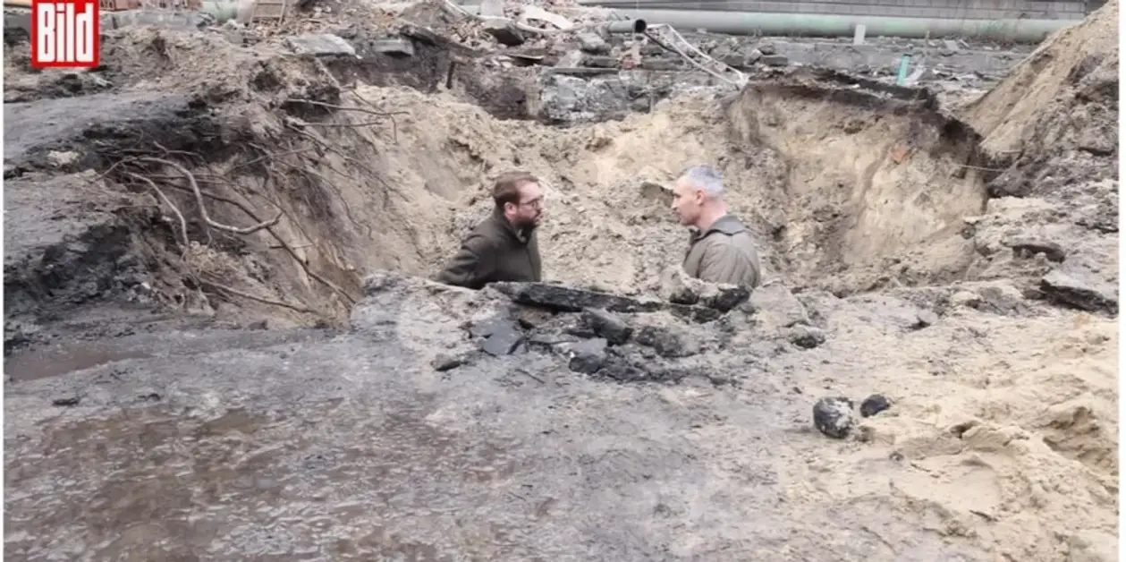Віталій Кличко дав інтерв'ю німецькому виданню прямо з кратера від російської ракети