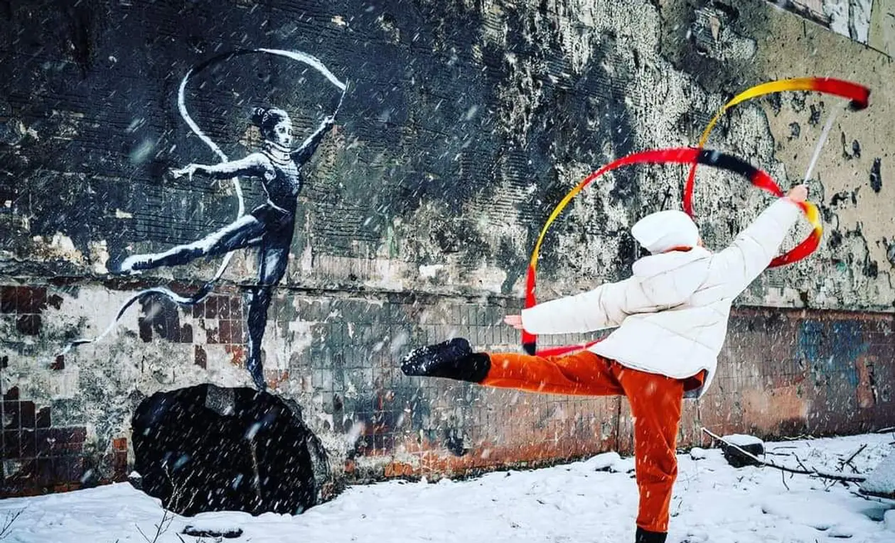 До мурах. Українська гімнастка наживо відтворила графіті Бенксі в Бучі