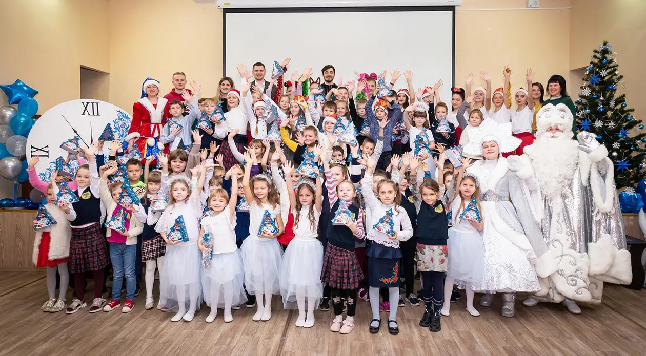 Хоккеисты и благотворители поздравили 67 000 детей с Днем Николая