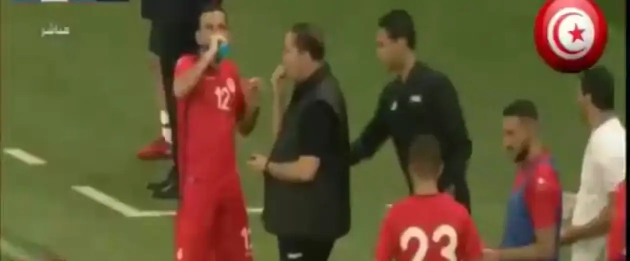 Вратарь Туниса симулировал травму, чтобы игроки команды успели перекусить