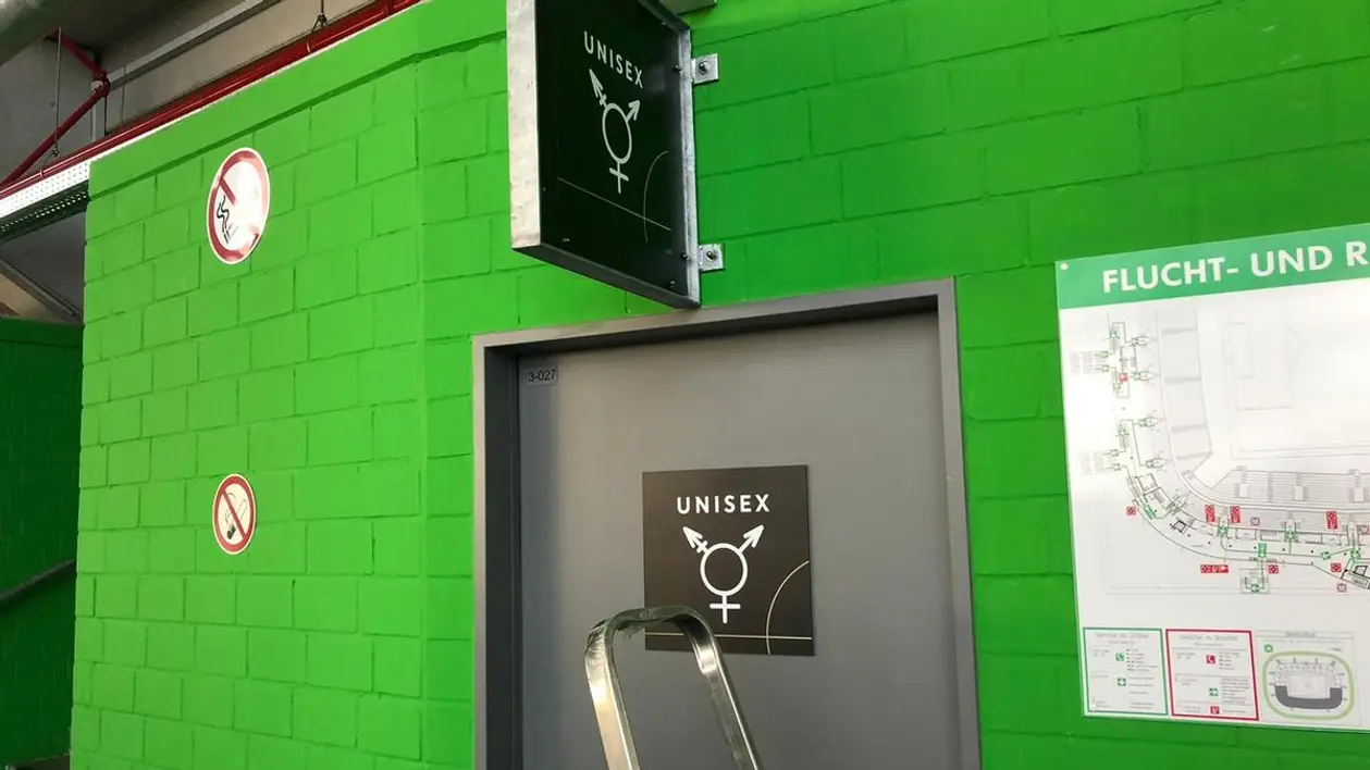 На игре Германии работали унисекс-туалеты. Фанаты сами решали, кто их досмотрит: женщина или мужчина