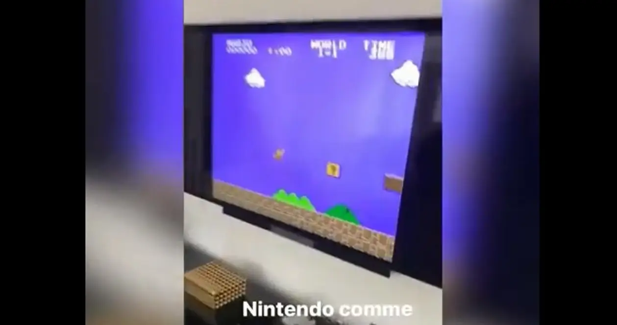 Бензема играет в Super Mario на олдскульной приставке Nintendo