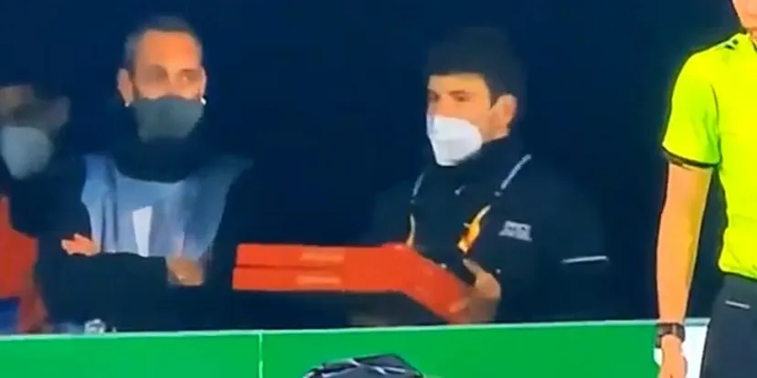 Растерянный мужчина с двумя пиццами и бутылкой колы неожиданно появился на матче ЛЕ. Заказали доставку на стадион?