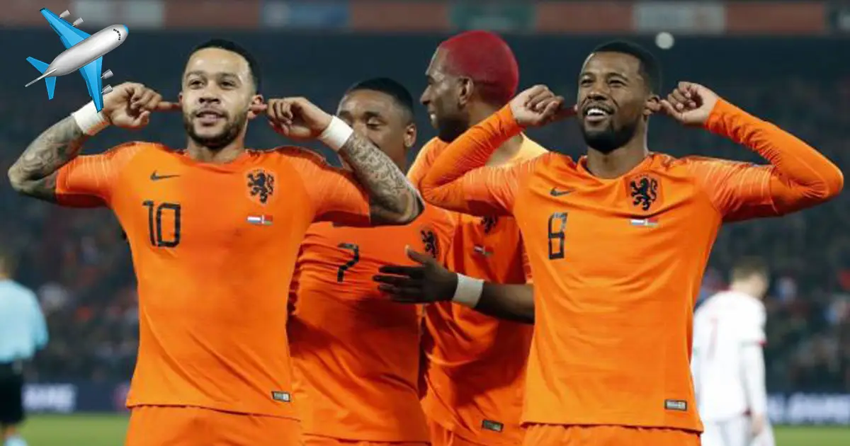 Над тренировочным полем сборной Нидерландов кружит самолет с баннером для тренера оранжевых: «Франк, играй 4-3-3!»