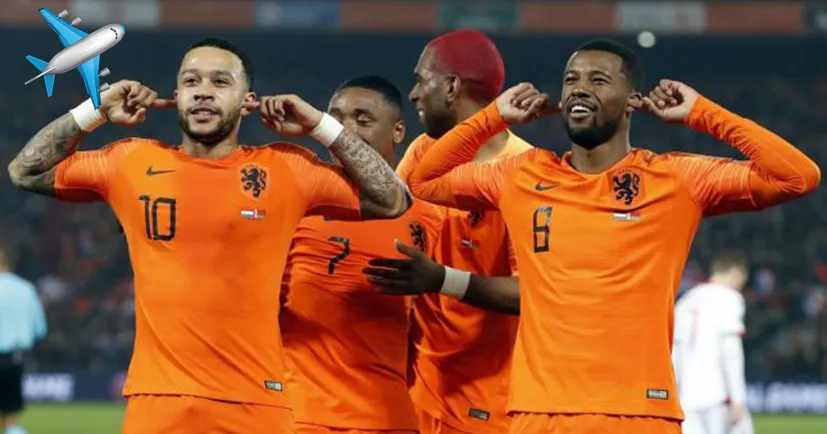 Над тренировочным полем сборной Нидерландов кружит самолет с баннером для тренера оранжевых: «Франк, играй 4-3-3!»