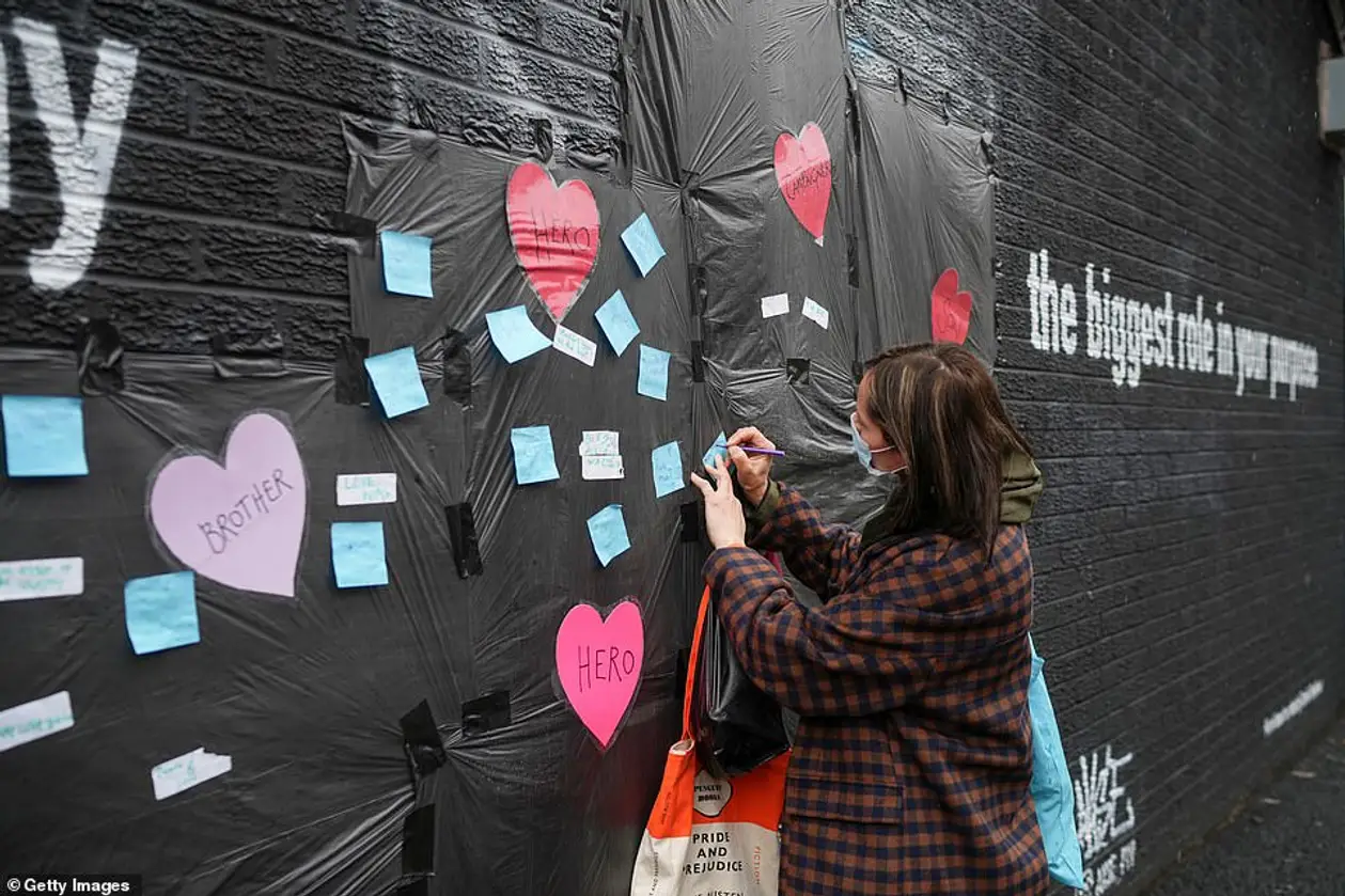 Граффити с Рэшфордом в Манчестере испортили оскорблениями – местные заклеили их сердечками и добрыми пожеланиями ❤️