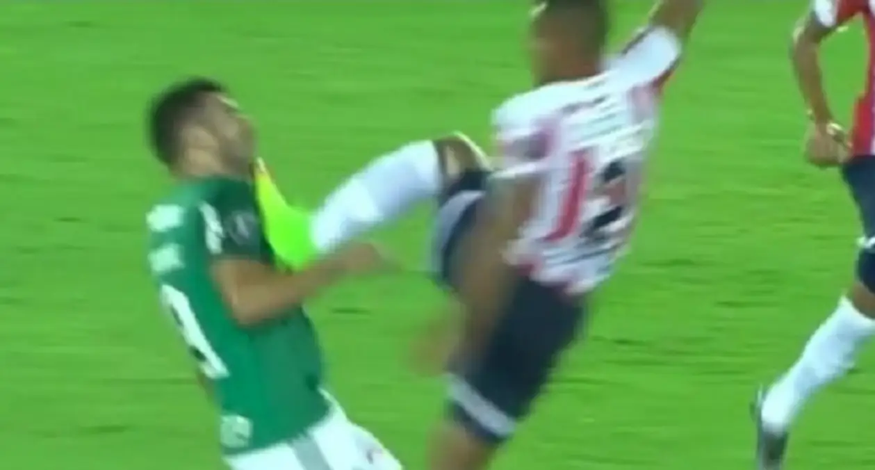 Дикий удар в грудь в матче кубка Либертадорес. Жуть