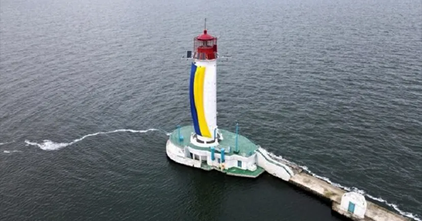 На маяку в одеському порту розгорнули 18-метровий український прапор 💛💙