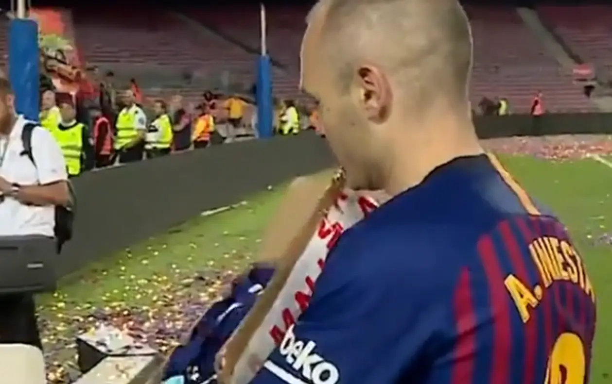 Иньеста раздал болельщикам коробку своих футболок после последнего матча за «Барсу»