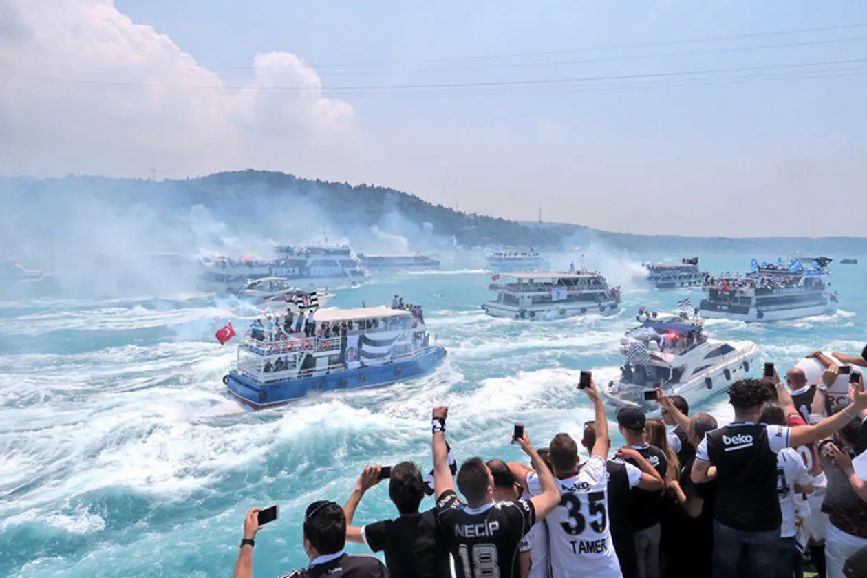 Фанаты «Бешикташа» празднуют чемпионство на Босфоре