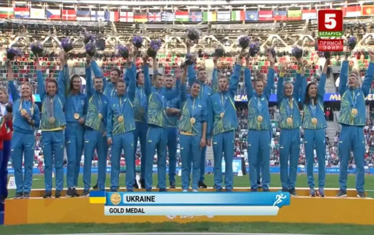 Слезы счастья и невероятная гордость. 17 украинцев поют гимн на пьедестале с золотыми медалями