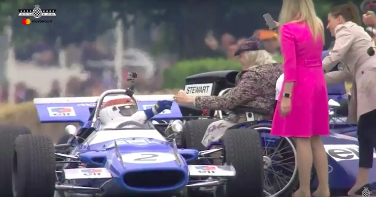 Трогательный момент на «Фестивале скорости»: чемпион «Ф-1» подарил жене с деменцией розу прямо во время заезда