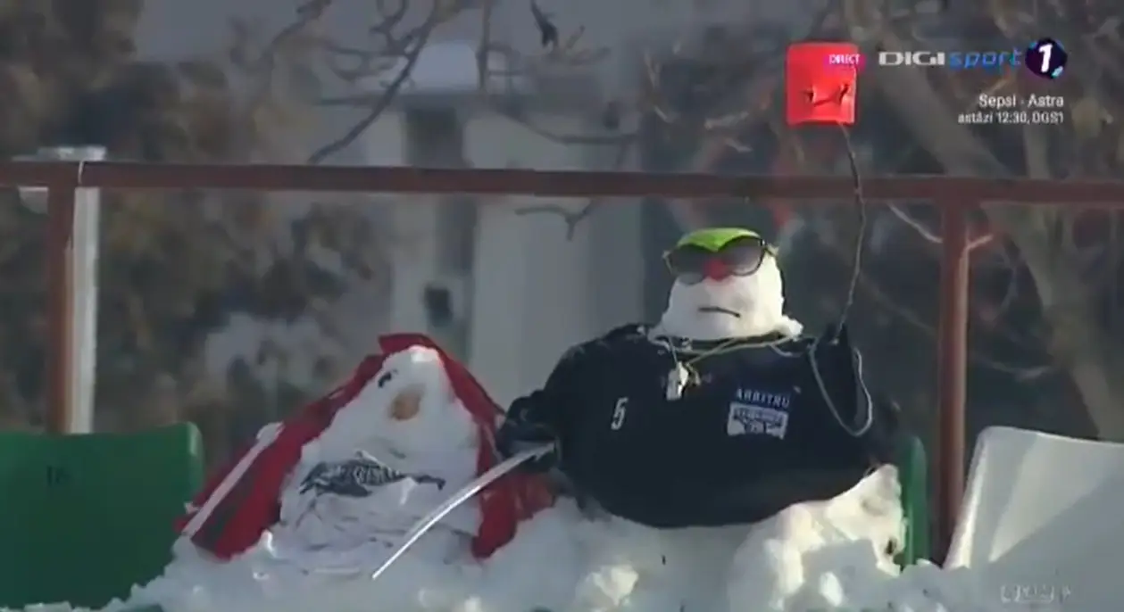 В Румынии болельщиков заменили снеговики ☃️ Да-да, снеговики – в клубных шарфах и шапках! 