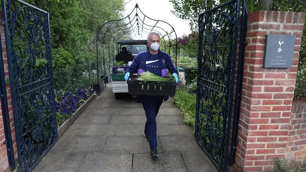 👏🏻 Жозе снова помогает волонтерам: возит фрукты и овощи из сада «Тоттенхэма» в центр раздачи