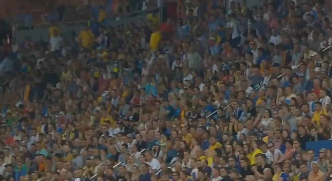 Украина настолько круто начала матч, что болельщики кричат «Молодці!» уже на 10-й минуте