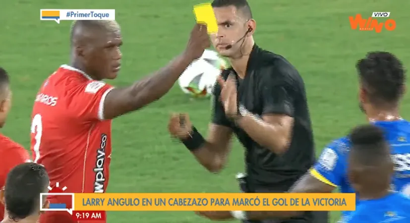 В Колумбии игрок показал желтую сопернику вместо арбитра. За секунду до этого судья выронил карточку